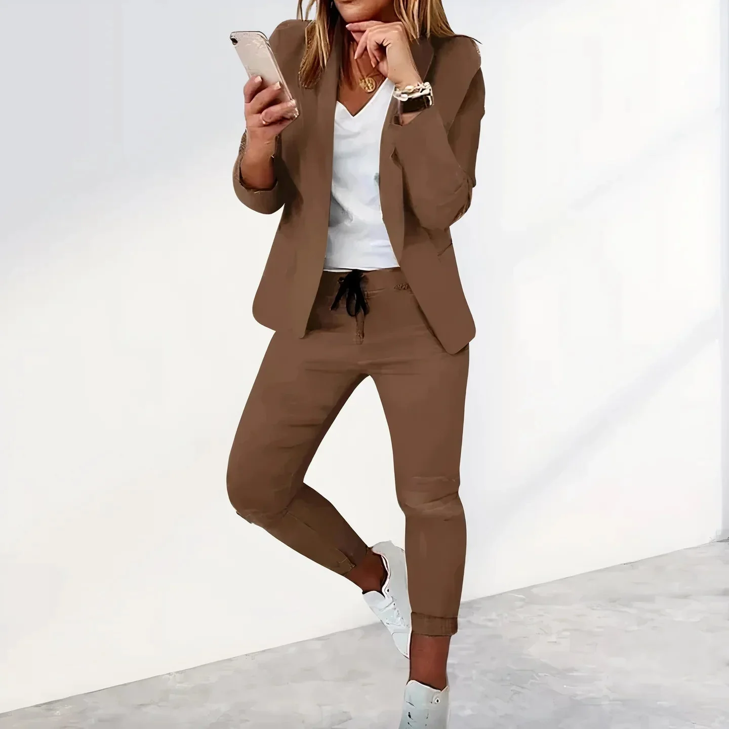 Breathable women's blazer and jogger set – relaxed fit, blended fabric, for business casual - Image 3