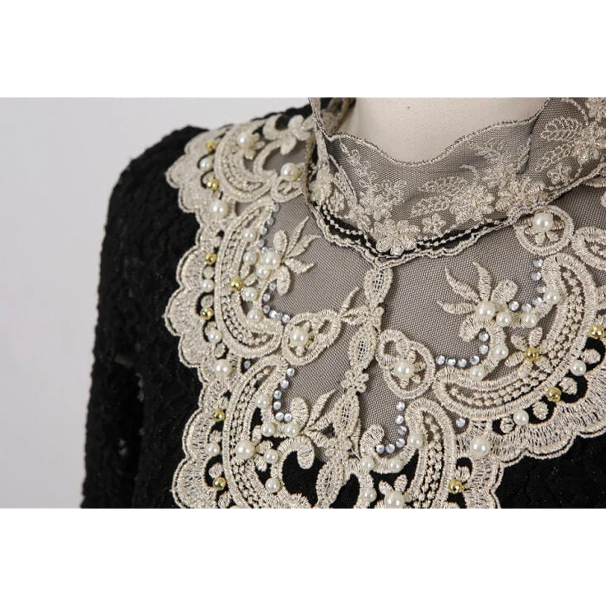 Breathable women's blouse – casual cut with embroidery and lace, for festive occasions - Image 8