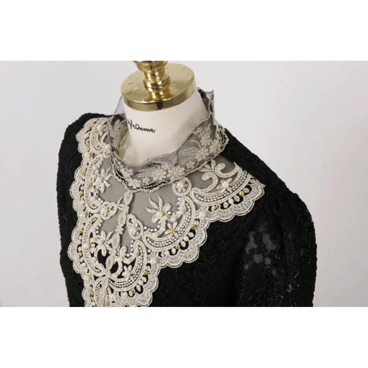 Breathable women's blouse – casual cut with embroidery and lace, for festive occasions - Image 9