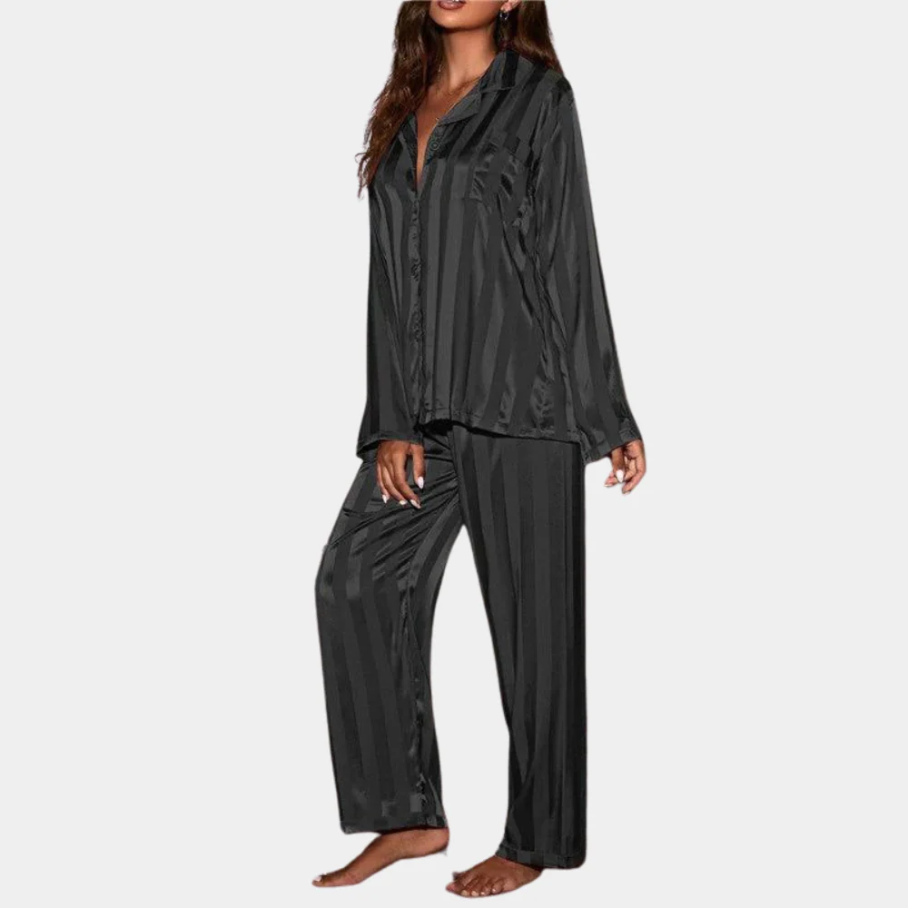 Breathable women's pajama set – silky texture, relaxed fit, for cozy nights