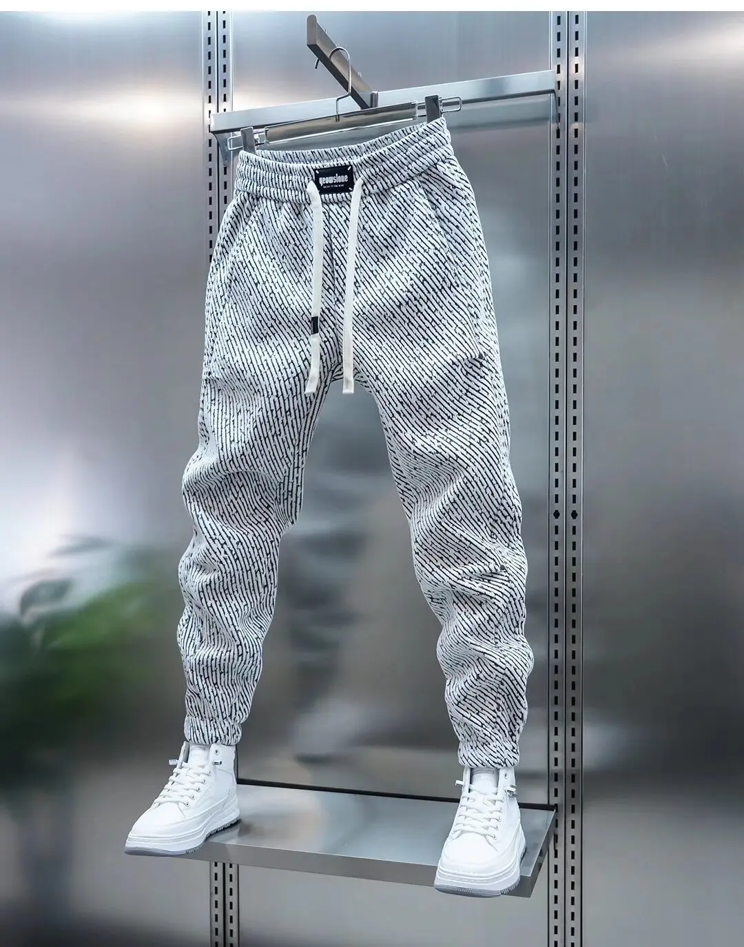 Casual Patterned Men's Trousers with Adjustable Fit and Breathable Fabric, Modern Design for Stylish Comfort - Image 2