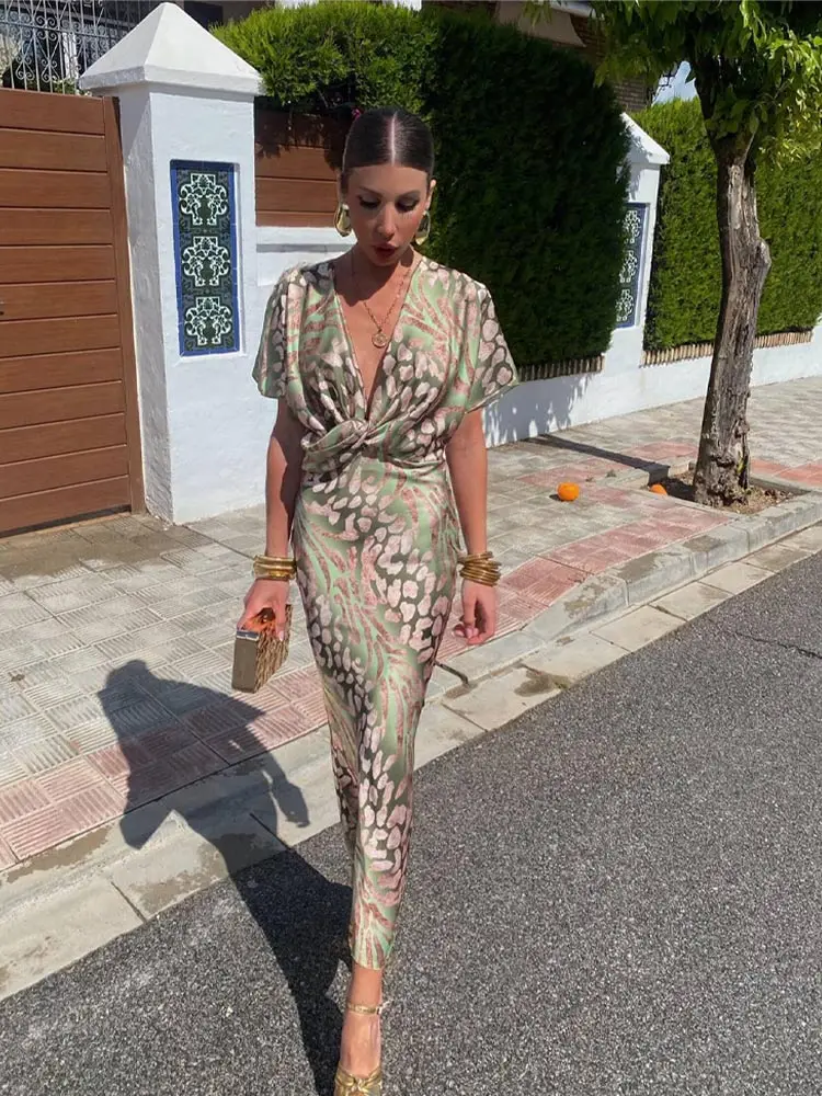 Elegant Women's Wrap Dress in Luxurious Fabric - Flattering Cocktail and Formal Dress for Special Occasions - Image 3