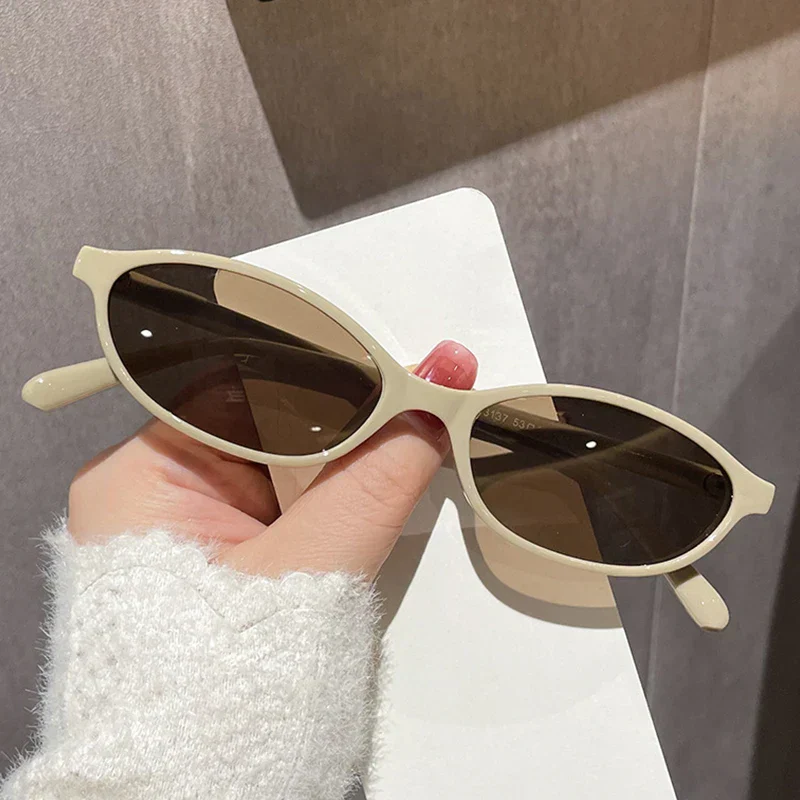 Lightweight women's oval sunglasses – high-quality plastic frame, for summer outings - Image 6