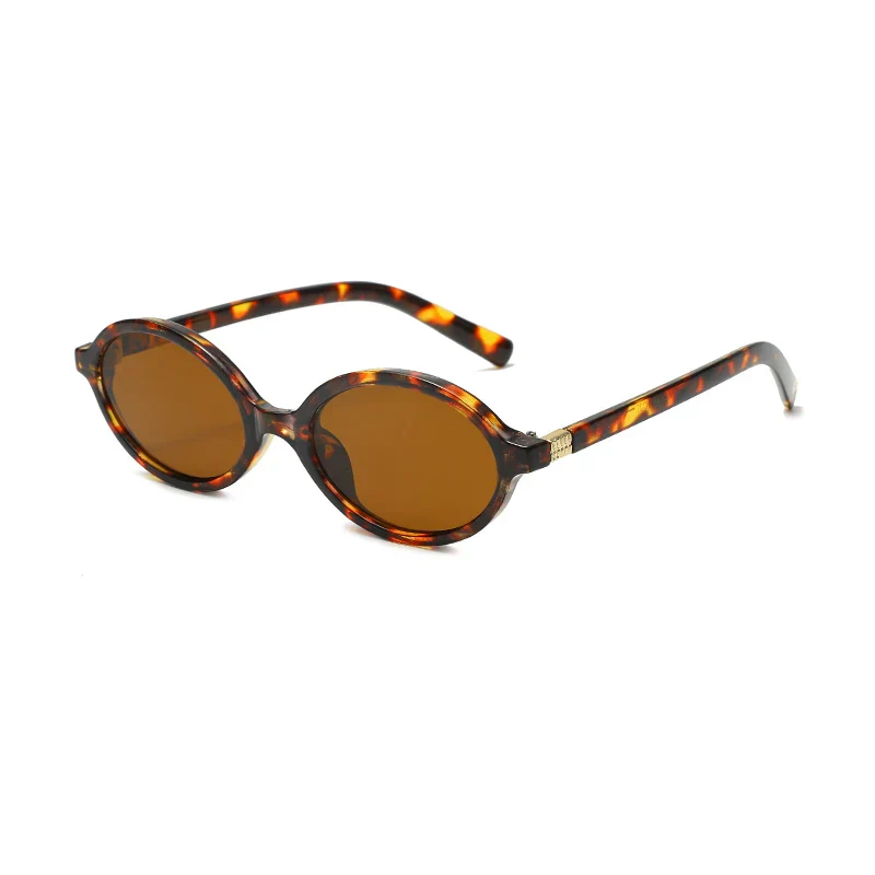 Lightweight women's oval sunglasses – leopard print design, UV protection, for summer outfits - Image 3