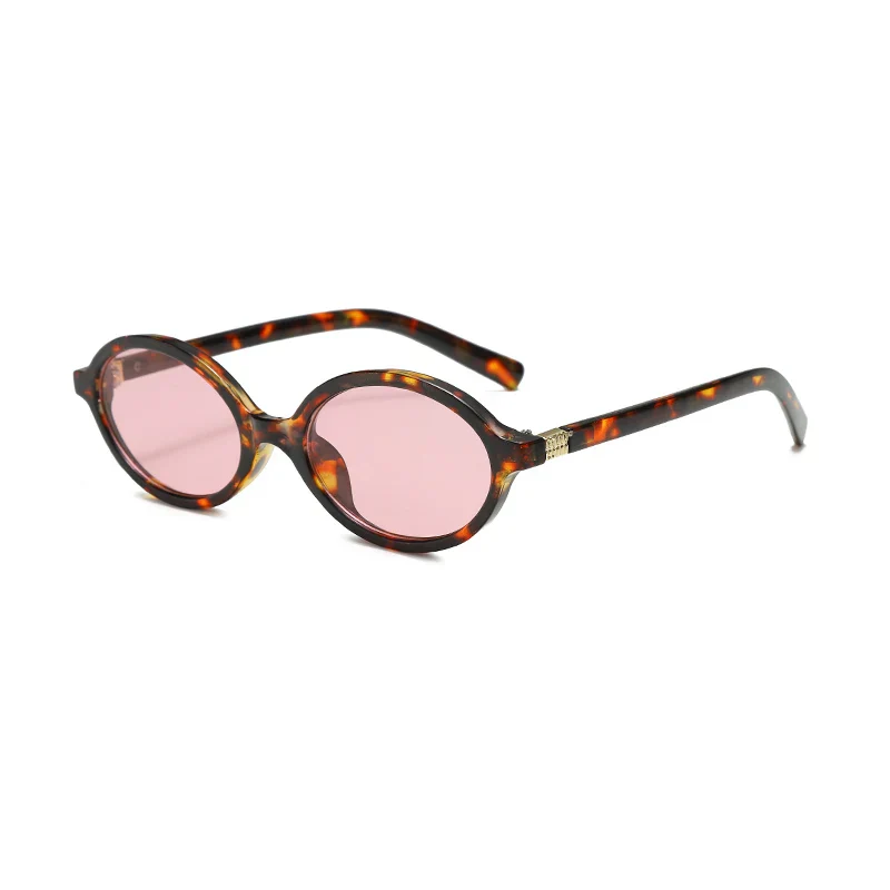 Lightweight women's oval sunglasses – leopard print design, UV protection, for summer outfits - Image 6