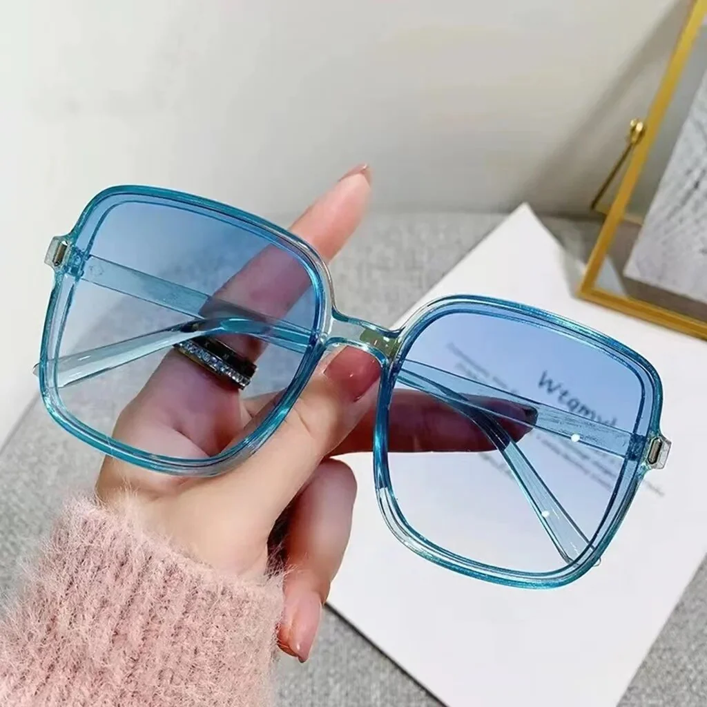 Lightweight women's oversized sunglasses – square design, clear frame, for summer 2025 - Image 5