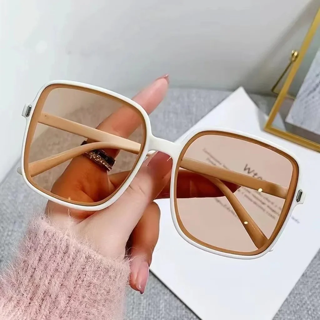 Lightweight women's oversized sunglasses – square design, clear frame, for summer 2025 - Image 7