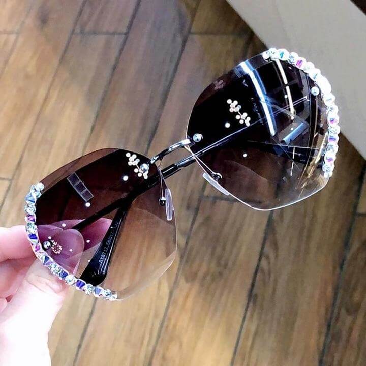 Lightweight women's sunglasses – oversized modern design, premium materials, for summer outings - Image 2