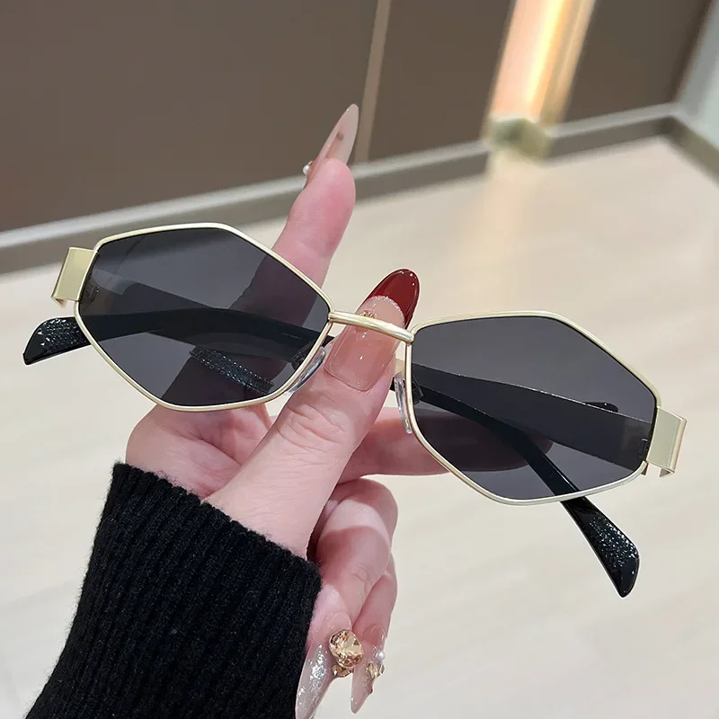 Lightweight women’s sunglasses – polygonal design, metallic frame, for everyday wear - Image 5