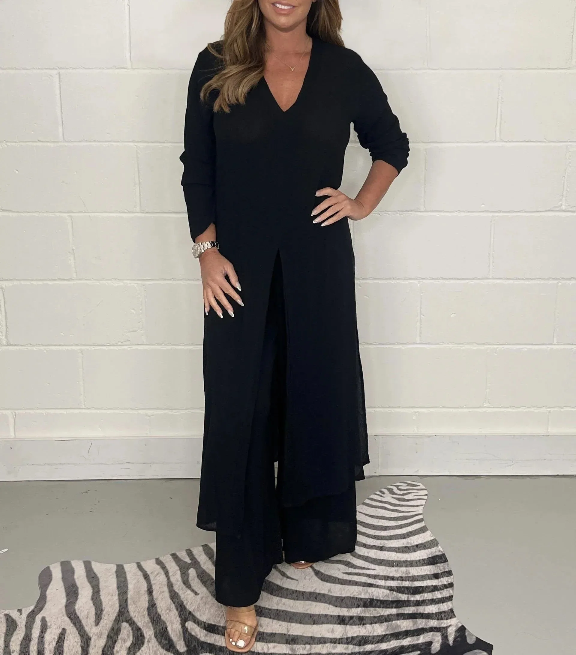 Lightweight women's two-piece ensemble – fitted top and stylish pants, for special occasions - Image 3