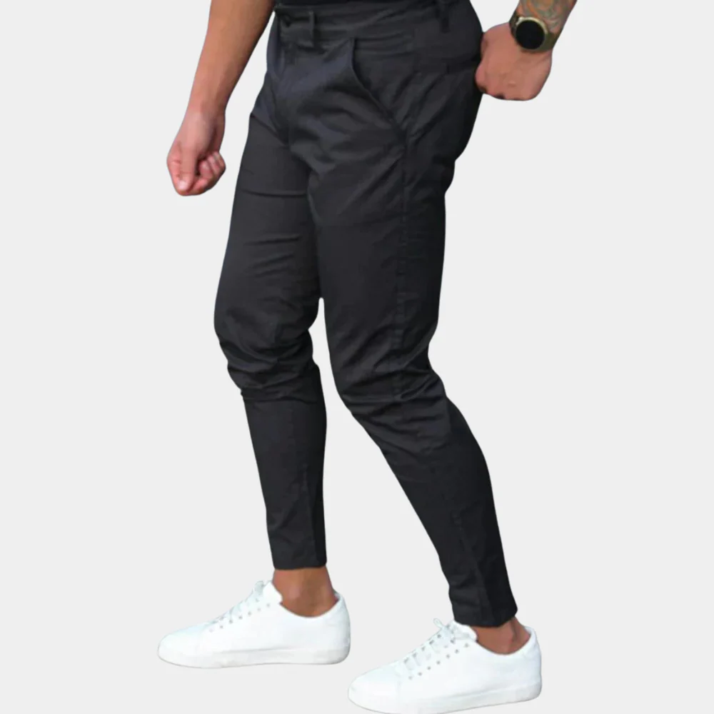 Modern men's summer trousers – tailored fit, breathable fabric, for casual outings