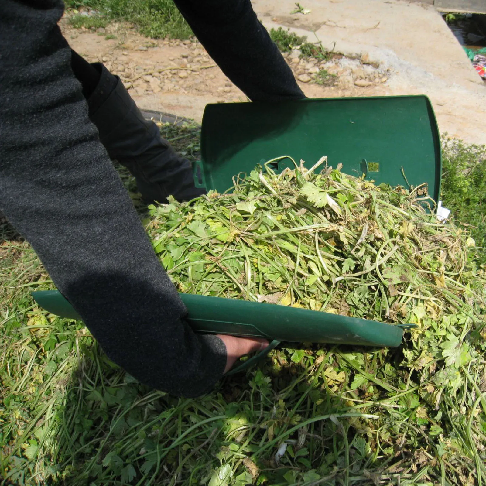 Oversized Plastic Leaf Rakes - Garden Tools for Easy Yard Cleanup & Waste Collection - Image 3
