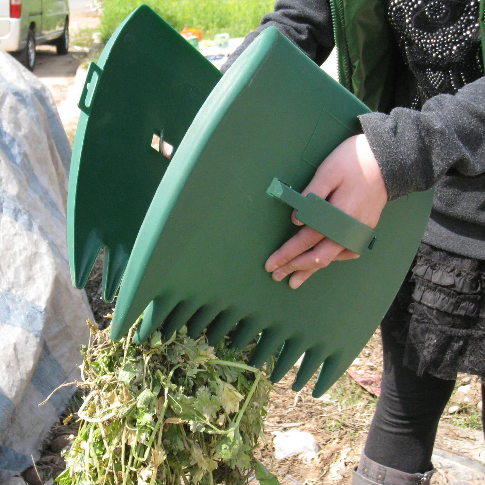 Oversized Plastic Leaf Rakes - Garden Tools for Easy Yard Cleanup & Waste Collection - Image 4