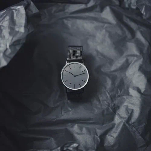 Timeless men's wristwatch – minimalist design, quartz movement, for all occasions - Image 2