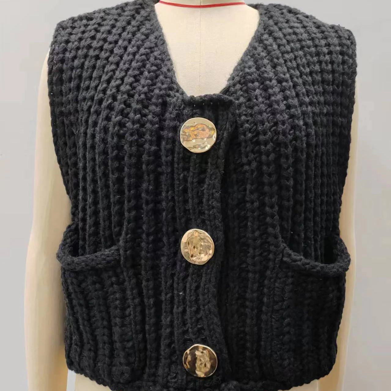 Women's Sleeveless Knitted Vest with Pockets, Comfortable Fit Sweater Vest for Casual and Formal Wear - Image 8